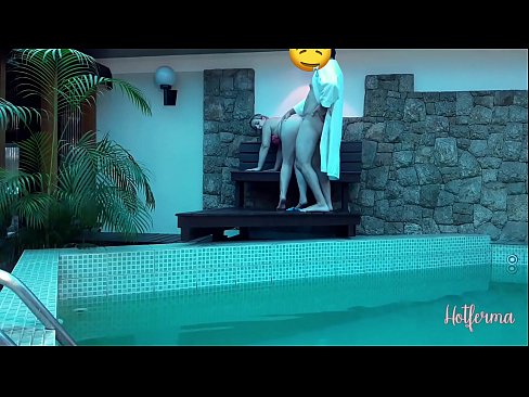 ❤️ Baas nooi bediende swembad toe, maar kon nie 'n warm weerstaan nie Fokvideo by ons af.xxxdl.ru ❌